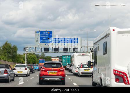 Warteschlangen auf der Autobahn M25 in Richtung Dartford Tunnel in Kent, Großbritannien. Staus. Schilder für A2, Dartford Crossing, A282, M11 Stockfoto