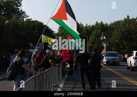 New York, NY. Juli 2024. Pro-palästinensische Demonstranten in Kew Gardens Hills protestieren vor der Auktion von Land in Palästina zur Besiedlung. Quelle: John Garry/Alamy Live News Stockfoto