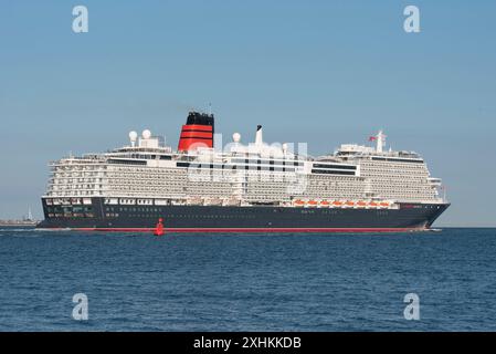 Southampton Water, England, Großbritannien. 14. 07.2024. Vor kurzem startete das Kreuzfahrtschiff Queen Anne, das Southampton Water hinuntersegelt und auf das offene Meer fährt. Stockfoto