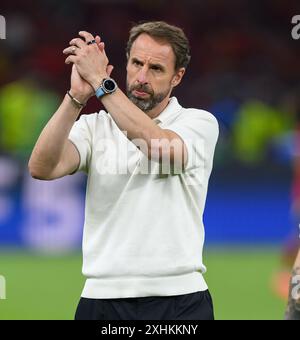 14. Juli 2024 - England gegen Spanien - UEFA Euro 2024 - Finale - Olympiastadion - Berlin. Gareth Southgate applaudiert den englischen Fans nach dem Spiel. Bild : Mark Pain / Alamy Live News Stockfoto