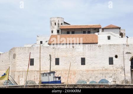 Cape Coast Castle, Cape Coast, Ghana. Die Cape Coast Castle (Schwedisch Carolusborg) ist eine von etwa vierzig „Sklavenburgen“ oder großen kommerziellen Festungen, bui Stockfoto