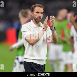 14. Juli 2024 - England gegen Spanien - UEFA Euro 2024 - Finale - Olympiastadion - Berlin. Gareth Southgate applaudiert den englischen Fans nach dem Spiel. Bild : Mark Pain / Alamy Live News Stockfoto