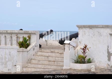 Kanonen auf den äußeren Mauern; Cape Coast Castle, Cape Coast, Ghana. Die Cape Coast Castle (Schwedisch Carolusborg) ist eine von etwa vierzig Sklavenburgen Stockfoto