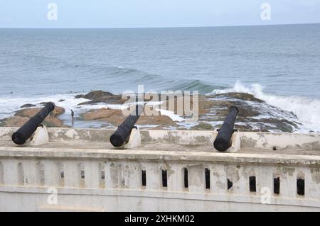 Kanonen auf den äußeren Mauern; Cape Coast Castle, Cape Coast, Ghana. Die Cape Coast Castle (Schwedisch Carolusborg) ist eine von etwa vierzig Sklavenburgen Stockfoto