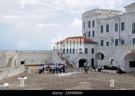 Innenhof mit Touristen, Cape Coast Castle, Cape Coast, Ghana. Die Cape Coast Castle (Schwedisch Carolusborg) ist eine von etwa vierzig „Sklavenburgen“, Stockfoto