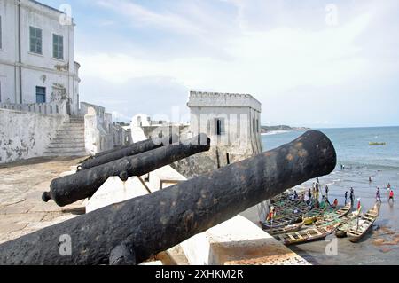 Kanonen auf den äußeren Mauern; Cape Coast Castle, Cape Coast, Ghana. Die Cape Coast Castle (Schwedisch Carolusborg) ist eine von etwa vierzig Sklavenburgen Stockfoto