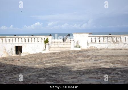 Kanonen auf den äußeren Mauern; Cape Coast Castle, Cape Coast, Ghana. Die Cape Coast Castle (Schwedisch Carolusborg) ist eine von etwa vierzig Sklavenburgen Stockfoto