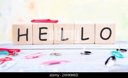 Kommunikationskonzept, Einführung. HALLO Wort es besteht aus Holzwürfeln auf einem farbigen Hintergrund Stockfoto