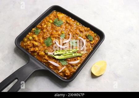 Das berühmte indische Gericht Hammelfleisch matar Kheema Pav oder Khima Paav ist ein Curry aus gehacktem Ziegenfleisch. Hammelkeema wird mit Zwiebeln, Tomaten und Kartoffeln gekocht. Stockfoto