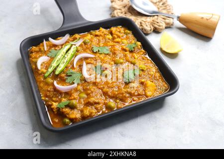 Das berühmte indische Gericht Hammelfleisch matar Kheema Pav oder Khima Paav ist ein Curry aus gehacktem Ziegenfleisch. Hammelkeema wird mit Zwiebeln, Tomaten und Kartoffeln gekocht. Stockfoto