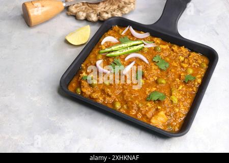 Das berühmte indische Gericht Hammelfleisch matar Kheema Pav oder Khima Paav ist ein Curry aus gehacktem Ziegenfleisch. Hammelkeema wird mit Zwiebeln, Tomaten und Kartoffeln gekocht. Stockfoto