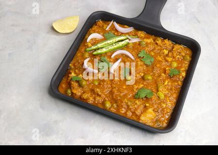 Das berühmte indische Gericht Hammelfleisch matar Kheema Pav oder Khima Paav ist ein Curry aus gehacktem Ziegenfleisch. Hammelkeema wird mit Zwiebeln, Tomaten und Kartoffeln gekocht. Stockfoto