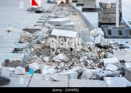 Ein Berg von Schutt und die Überreste alter Pflastersteine auf einer Baustelle Stockfoto