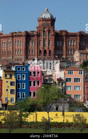 Türkei, Istanbul, Goldenes Horn, Balat, griechisch-orthodoxe Hochschule mit roter Backsteinarchitektur thront über Gebäuden mit bunten Fassaden Stockfoto