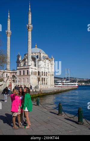 Türkei, Istanbul, Ortakoy, junge Frauen mit westlichem Blick, die Selfies vor der Ortakoy-Moschee am Bosporus machen Stockfoto