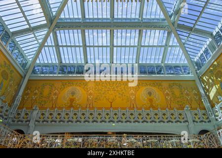 Frankreich, Paris, Kaufhaus La Samaritaine, großes Glasdach und kunstvolle Verzierungen, Jugendstilgebäude, entworfen vom Architekten Frantz Jourda Stockfoto