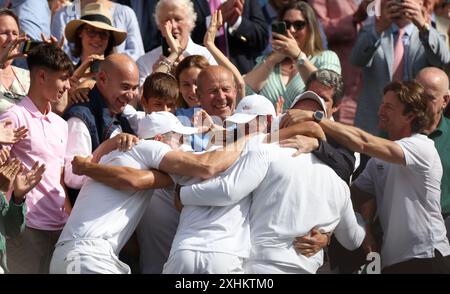 London, Großbritannien. Juli 2024. Carlos Alcaraz feiert mit seinen Teammitgliedern, nachdem er am 14. Juli 2024 bei der Wimbledon Tennis Championship in London, Großbritannien das Finale der Männer zwischen Carlos Alcaraz aus Spanien und Novak Djokovic aus Serbien gewonnen hat. Quelle: Li Ying/Xinhua/Alamy Live News Stockfoto