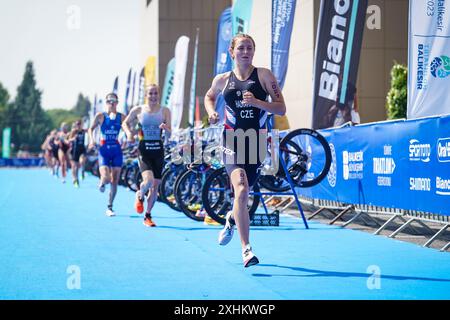 BALIKESIR, TURKIYE - 05. AUGUST 2023: Athleten, die in der Laufkomponente der Europa-Triathlon-Sprint- und Staffelmeisterschaften in Balikesir antreten Stockfoto