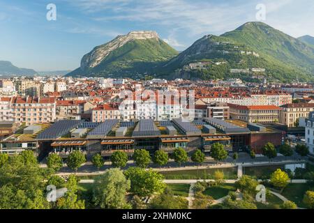 Frankreich, Isere, Grenoble Alpes Metropole, Grenoble, der Ecodistrikt de Bonne (erster Ökodistrikt Frankreichs), Solarpaneele von GEG (Luftaufnahme) Stockfoto