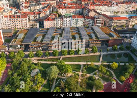 Frankreich, Isere, Grenoble Alpes Metropole, Grenoble, der Ecodistrikt de Bonne (erster Ökodistrikt Frankreichs), Solarpaneele von GEG (Luftaufnahme) Stockfoto