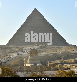 Ägypten, Kairo, Gizeh, Plateau von Gizeh, das von der UNESCO zum Weltkulturerbe erklärt wurde, die Sphinx vor der Pyramide von Chephren Stockfoto