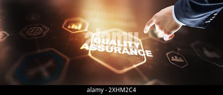 QA Geschäftsmann drücken Qualitätssicherung Taste auf virtuellen Bildschirmen Stockfoto