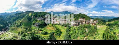 (240715) -- LONGSHENG, 15. Juli 2024 (Xinhua) -- ein Luftdrohnenfoto vom 10. Juli 2024 zeigt einen Panoramablick auf Gastfamilien und Terrassenfelder im Dorf Dazhai im County Longsheng, südchinesischer Autonomen Region Guangxi Zhuang. Hinter den malerischen Longji Rice Terrassen liegt das Dorf Dazhai, flankiert von üppigem Grün, majestätischen Bergen und einer vielfältigen Auswahl an Gastfamilien. Das Dorf wurde von der Welttourismusorganisation (UNWTO) für seine atemberaubende landwirtschaftlich geprägte Aussicht zu den besten Tourismusdörfern des Jahres 2022 ernannt und ist stolz auf seine robusten Gastfamilien, die jährlich brou haben Stockfoto