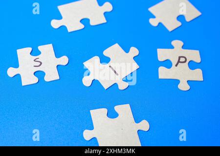 Teile eines Puzzles, das das Wort SIP, Selbstinvestierte Pension, Rätsel der Renten, Rätsel der Rente, Rätsel der Rente Stockfoto