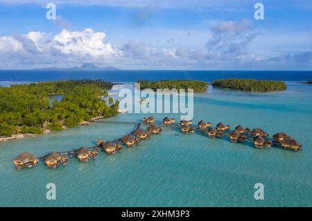 Französisch-Polynesien, Taha'a Island, das Taha'a Pearl Resort Hotel mit Überwasser-Bungalows an der türkisfarbenen Lagune mit der Bora Bora Insel in der dista Stockfoto