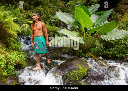 Französisch-Polynesien, Tahiti-Insel, Papenoo-Tal, Teuai Lenoir, polynesischer Reiseleiter bedeckt mit traditionellen Tattoos und in einem Lendenschurz mit seinem f Stockfoto