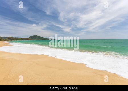 Mai Khao Beach liegt an der Nordwestküste von Phuket Thailand. Dieser Strand hat die längste Küste von ganz Phuket. Stockfoto