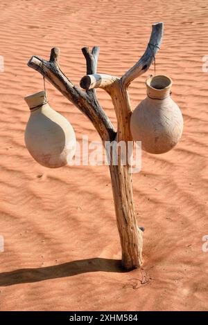 Sultanat Oman, Gouvernement von Ash Sharqiyah, Wüste von Wahiba Sands oder Sharqiya Sands, Beduinendorf al-Wasil, Krüge im Lager Stockfoto