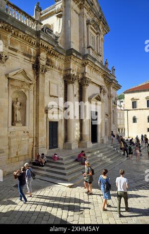 Kroatien, Dalmatien, dalmatinische Küste, Dubrovnik, historisches Zentrum, das von der UNESCO zum Weltkulturerbe erklärt wurde, und die Kirche St. Ignatius rechts Stockfoto