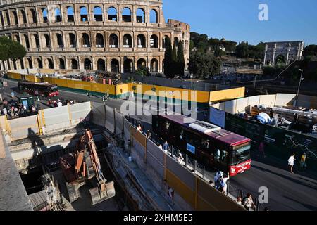 Am 2024. Juli wird in der Nähe des Kolosseums in Rom, Italien, ein großer U-Bahnknotenpunkt gebaut, um die dritte U-Bahn-Linie Roms fertigzustellen, die die beiden wichtigsten Basiliken der Stadt, St. Peter und St. John Lateran, verbinden und das Herz des kunstreichen Zentrums sezieren wird. - Öffentliche Bauprojekte vor dem Jubiläum haben Rom überwältigt, mit flutbeleuchteten Baustellen, die rund um die Uhr in Betrieb sind, ganze Teile von zentralen Boulevards umgeleitet und der Verkehr hat die bereits verstopften Straßen der Stadt erschüttert. Der Arbeitsrausch hat den Verkehr in die Wut der Bewohner gerissen und einige Besucher in diesem Sommer bescheuert Stockfoto