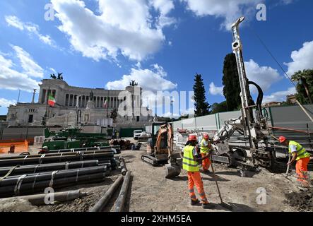 Am 2024. Juli wird ein großer U-Bahnknotenpunkt im Zentrum der Piazza Venezia in Rom, Italien, gebaut, um die dritte U-Bahn-Linie Roms fertigzustellen, die die beiden wichtigsten Basiliken der Stadt, den Petersdom und den Lateran, verbinden und das Herz des kunstreichen Zentrums sezieren wird. Eine 85 Meter tiefe Stützmauer wurde um den Flaggschiffbahnhof vor dem imposanten Nationaldenkmal von Vittorio Emanuele II., allgemein bekannt als Vittoriano, errichtet. - Öffentliche Bauprojekte vor dem Jubiläum haben Rom überwältigt, mit Flutlichtanlagen, die rund um die Uhr in Betrieb sind, und ganzen Schwaden von zentralen Boulevards Stockfoto