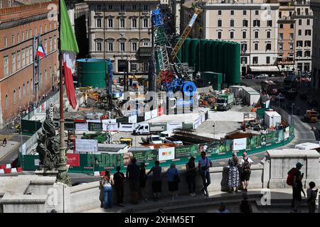 Am 2024. Juli wird ein großer U-Bahnknotenpunkt im Zentrum der Piazza Venezia in Rom, Italien, gebaut, um die dritte U-Bahn-Linie Roms fertigzustellen, die die beiden wichtigsten Basiliken der Stadt, den Petersdom und den Lateran, verbinden und das Herz des kunstreichen Zentrums sezieren wird. Eine 85 Meter tiefe Stützmauer wurde um den Flaggschiffbahnhof vor dem imposanten Nationaldenkmal von Vittorio Emanuele II., allgemein bekannt als Vittoriano, errichtet. - Öffentliche Bauprojekte vor dem Jubiläum haben Rom überwältigt, mit Flutlichtanlagen, die rund um die Uhr in Betrieb sind, und ganzen Schwaden von zentralen Boulevards Stockfoto