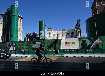 Am 2024. Juli wird ein großer U-Bahnknotenpunkt im Zentrum der Piazza Venezia in Rom, Italien, gebaut, um die dritte U-Bahn-Linie Roms fertigzustellen, die die beiden wichtigsten Basiliken der Stadt, den Petersdom und den Lateran, verbinden und das Herz des kunstreichen Zentrums sezieren wird. Eine 85 Meter tiefe Stützmauer wurde um den Flaggschiffbahnhof vor dem imposanten Nationaldenkmal von Vittorio Emanuele II., allgemein bekannt als Vittoriano, errichtet. - Öffentliche Bauprojekte vor dem Jubiläum haben Rom überwältigt, mit Flutlichtanlagen, die rund um die Uhr in Betrieb sind, und ganzen Schwaden von zentralen Boulevards Stockfoto