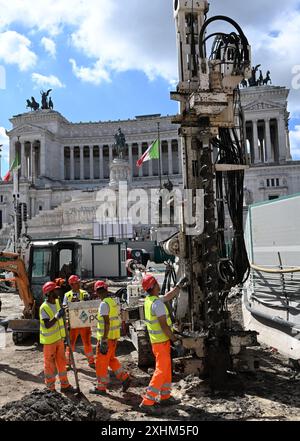 Am 2024. Juli wird ein großer U-Bahnknotenpunkt im Zentrum der Piazza Venezia in Rom, Italien, gebaut, um die dritte U-Bahn-Linie Roms fertigzustellen, die die beiden wichtigsten Basiliken der Stadt, den Petersdom und den Lateran, verbinden und das Herz des kunstreichen Zentrums sezieren wird. Eine 85 Meter tiefe Stützmauer wurde um den Flaggschiffbahnhof vor dem imposanten Nationaldenkmal von Vittorio Emanuele II., allgemein bekannt als Vittoriano, errichtet. - Öffentliche Bauprojekte vor dem Jubiläum haben Rom überwältigt, mit Flutlichtanlagen, die rund um die Uhr in Betrieb sind, und ganzen Schwaden von zentralen Boulevards Stockfoto