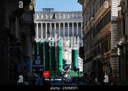 Am 2024. Juli wird ein großer U-Bahnknotenpunkt im Zentrum der Piazza Venezia in Rom, Italien, gebaut, um die dritte U-Bahn-Linie Roms fertigzustellen, die die beiden wichtigsten Basiliken der Stadt, den Petersdom und den Lateran, verbinden und das Herz des kunstreichen Zentrums sezieren wird. Eine 85 Meter tiefe Stützmauer wurde um den Flaggschiffbahnhof vor dem imposanten Nationaldenkmal von Vittorio Emanuele II., allgemein bekannt als Vittoriano, errichtet. - Öffentliche Bauprojekte vor dem Jubiläum haben Rom überwältigt, mit Flutlichtanlagen, die rund um die Uhr in Betrieb sind, und ganzen Schwaden von zentralen Boulevards Stockfoto