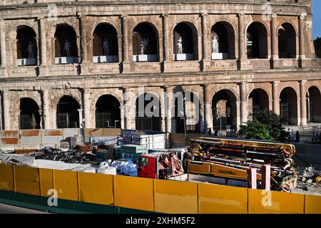 Am 2024. Juli wird in der Nähe des Kolosseums in Rom, Italien, ein großer U-Bahnknotenpunkt gebaut, um die dritte U-Bahn-Linie Roms fertigzustellen, die die beiden wichtigsten Basiliken der Stadt, St. Peter und St. John Lateran, verbinden und das Herz des kunstreichen Zentrums sezieren wird. - Öffentliche Bauprojekte vor dem Jubiläum haben Rom überwältigt, mit flutbeleuchteten Baustellen, die rund um die Uhr in Betrieb sind, ganze Teile von zentralen Boulevards umgeleitet und der Verkehr hat die bereits verstopften Straßen der Stadt erschüttert. Der Arbeitsrausch hat den Verkehr in die Wut der Bewohner gerissen und einige Besucher in diesem Sommer bescheuert Stockfoto