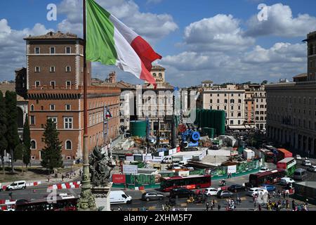 Am 2024. Juli wird ein großer U-Bahnknotenpunkt im Zentrum der Piazza Venezia in Rom, Italien, gebaut, um die dritte U-Bahn-Linie Roms fertigzustellen, die die beiden wichtigsten Basiliken der Stadt, den Petersdom und den Lateran, verbinden und das Herz des kunstreichen Zentrums sezieren wird. Eine 85 Meter tiefe Stützmauer wurde um den Flaggschiffbahnhof vor dem imposanten Nationaldenkmal von Vittorio Emanuele II., allgemein bekannt als Vittoriano, errichtet. - Öffentliche Bauprojekte vor dem Jubiläum haben Rom überwältigt, mit Flutlichtanlagen, die rund um die Uhr in Betrieb sind, und ganzen Schwaden von zentralen Boulevards Stockfoto