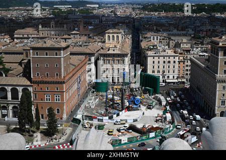 Am 2024. Juli wird ein großer U-Bahnknotenpunkt im Zentrum der Piazza Venezia in Rom, Italien, gebaut, um die dritte U-Bahn-Linie Roms fertigzustellen, die die beiden wichtigsten Basiliken der Stadt, den Petersdom und den Lateran, verbinden und das Herz des kunstreichen Zentrums sezieren wird. Eine 85 Meter tiefe Stützmauer wurde um den Flaggschiffbahnhof vor dem imposanten Nationaldenkmal von Vittorio Emanuele II., allgemein bekannt als Vittoriano, errichtet. - Öffentliche Bauprojekte vor dem Jubiläum haben Rom überwältigt, mit Flutlichtanlagen, die rund um die Uhr in Betrieb sind, und ganzen Schwaden von zentralen Boulevards Stockfoto