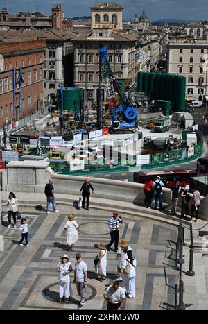 Am 2024. Juli wird ein großer U-Bahnknotenpunkt im Zentrum der Piazza Venezia in Rom, Italien, gebaut, um die dritte U-Bahn-Linie Roms fertigzustellen, die die beiden wichtigsten Basiliken der Stadt, den Petersdom und den Lateran, verbinden und das Herz des kunstreichen Zentrums sezieren wird. Eine 85 Meter tiefe Stützmauer wurde um den Flaggschiffbahnhof vor dem imposanten Nationaldenkmal von Vittorio Emanuele II., allgemein bekannt als Vittoriano, errichtet. - Öffentliche Bauprojekte vor dem Jubiläum haben Rom überwältigt, mit Flutlichtanlagen, die rund um die Uhr in Betrieb sind, und ganzen Schwaden von zentralen Boulevards Stockfoto