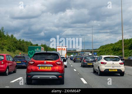 Warteschlangen auf der Autobahn M25 in Richtung Dartford Tunnel in Kent, Großbritannien. Staus. Lange Verzögerungen bei der Annäherung an Dartford Crossing Stockfoto