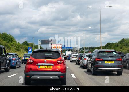 Warteschlangen auf der Autobahn M25 in Richtung Dartford Tunnel in Kent, Großbritannien. Staus. Lange Verzögerungen bei der Annäherung an Dartford Crossing Stockfoto