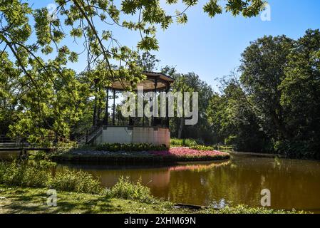 Wunderschöner Pavillon am Teich in Vondelpark - Amsterdam, Niederlande Stockfoto