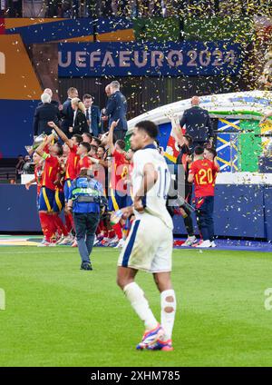 Jude Bellingham, eng 10 traurig bei der Zeremonie, Alvaro Morata, ESP 7 küsst die Trophäe nach dem Endspiel SPANIEN - ENGLAND 2-1 der UEFA-Europameisterschaft 2024 am 14. Juli 2024 in Berlin. Fotograf: Peter Schatz Stockfoto