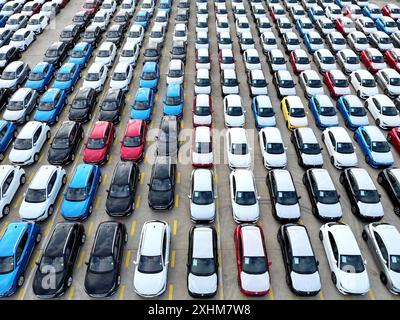 LIANYUNGANG, CHINA - 15. JULI 2024 - Eine große Anzahl von Fahrzeugen wird zum Verladen im Hafen von Lianyungang, Provinz Jiangsu, am 15. Juli 2024 gesammelt. Stockfoto