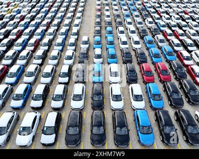 LIANYUNGANG, CHINA - 15. JULI 2024 - Eine große Anzahl von Fahrzeugen wird zum Verladen im Hafen von Lianyungang, Provinz Jiangsu, am 15. Juli 2024 gesammelt. Stockfoto