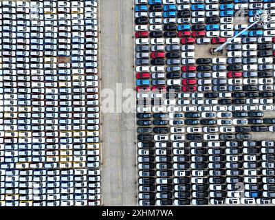 LIANYUNGANG, CHINA - 15. JULI 2024 - Eine große Anzahl von Fahrzeugen wird zum Verladen im Hafen von Lianyungang, Provinz Jiangsu, am 15. Juli 2024 gesammelt. Stockfoto